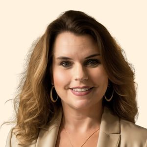 Stephanie Thomas, Therapist