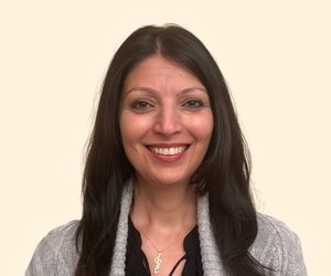 Mehrnaz Shoultes, Therapist