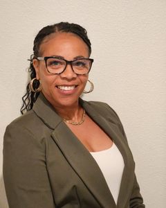 LaShay Woods, Therapist
