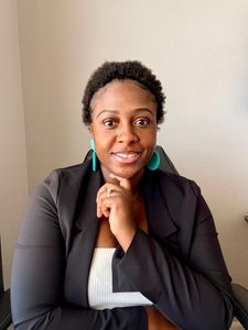 Alexis Urquhart, Therapist