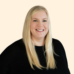 Lindsey Mason, Therapist