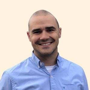  Luke Moore, Therapist