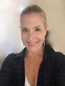 Mara DuToit, Therapist