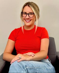 Taylor Linn, Therapist