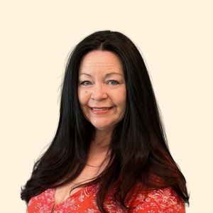 Hollie Crosbie, Therapist