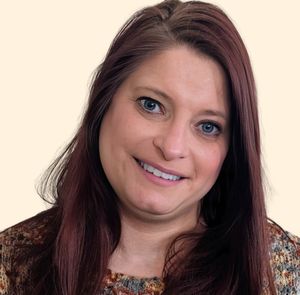 Tegan Smischney, Therapist