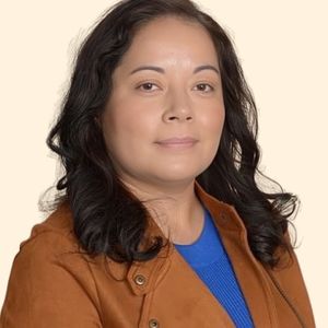 Leonor Lara, Therapist