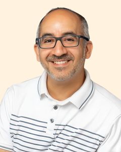 Ariel Kollangi, Therapist