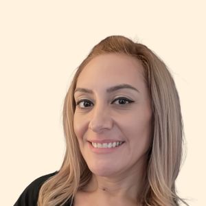 Naomi de la Mora, Therapist