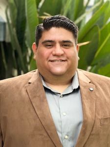 Javier Elias, Therapist