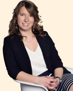 Lindsey Kingsley, Therapist