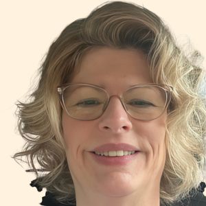 Kelly Swinnerton, Therapist