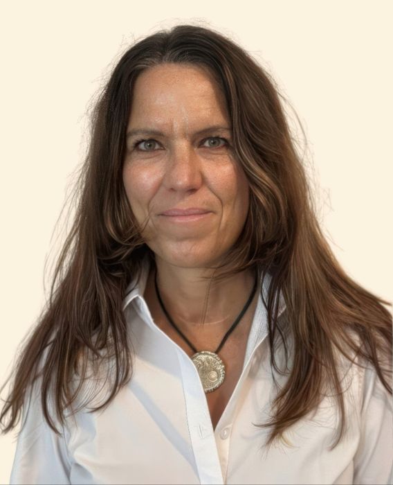 Anniken Genova, Therapist