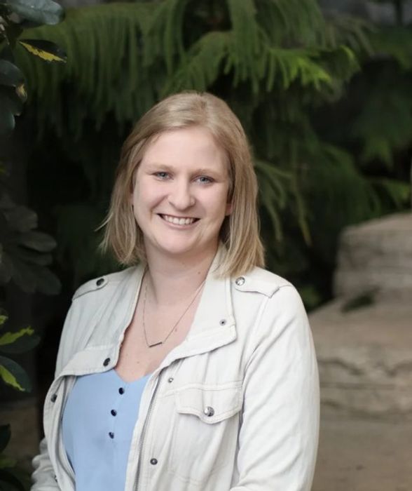 Mackenzie Esson, Therapist