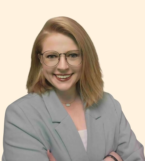 Alyssa Hayes, Therapist