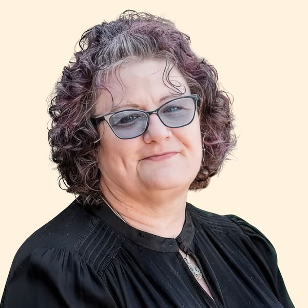 Lisa Schneider, Therapist