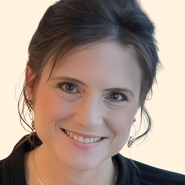 Stacy Mandzij, Therapist