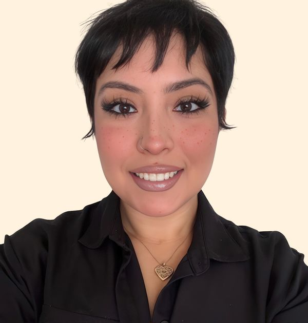 Julia Navarrete, Therapist