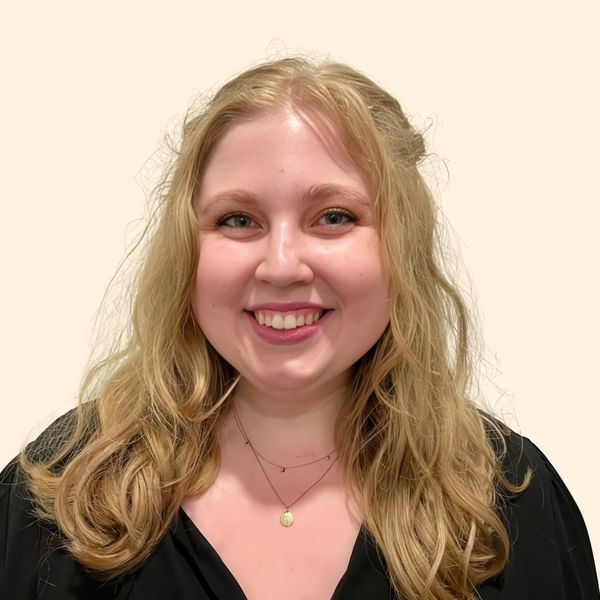 Halle Davis, Therapist
