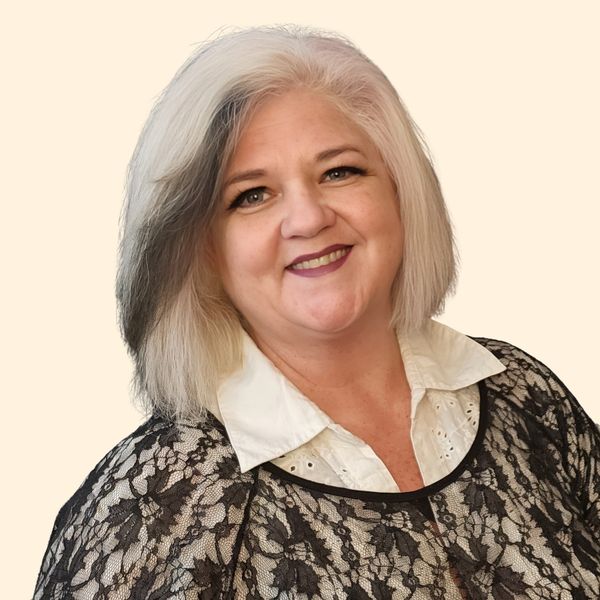 Nicole Dooney, Therapist